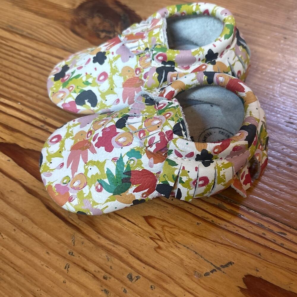 Fresh Produce‎ white colorful floral soft sole baby moccasins SIZE 7